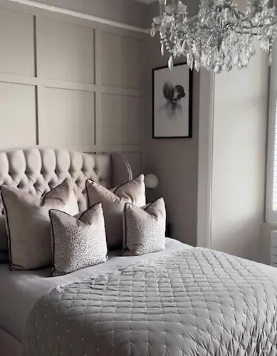 A Luxurious Wee Retreat On The Royal Mile Old Town